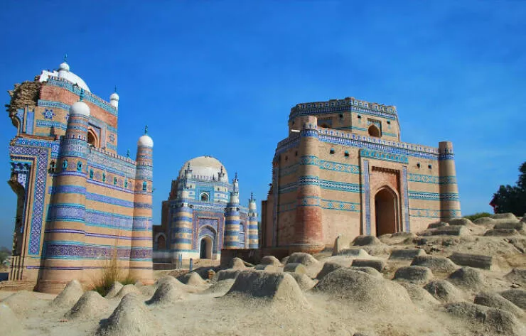 Merveilles architecturales qui ont coupe le souffle du monde - #32 Les tombes et sanctuaires d'Uch Sharif, une ville ancienne au Pakistan, fondée par Alexandre le Grand en 325 av. J.-C. La ville est pleine de sanctuaires soufis et de tombes des 12e-15e siècles