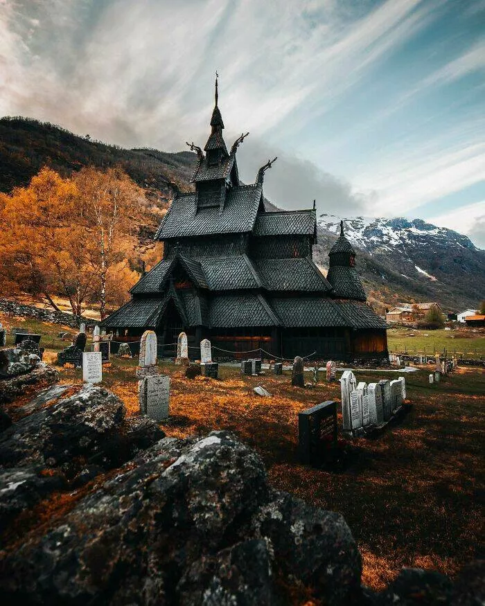 Merveilles architecturales qui ont coupe le souffle du monde - #4 Cimetière à côté de l'église en bois Borgund datant du XIIe-XIIIe siècle, Lrdal, comté de Vestland, Norvège