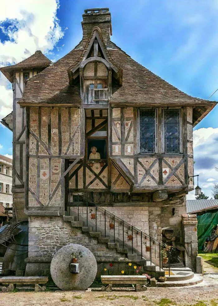 Merveilles architecturales qui ont coupe le souffle du monde - #40 Maison de style médiéval - Rue Aristide Briand - Argentan, Normandie, France - Construite en 1955, pas en 1509