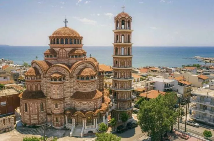 Merveilles architecturales qui ont coupe le souffle du monde - #44 Église de Saint-Georges à Nea Moudania, Grèce
