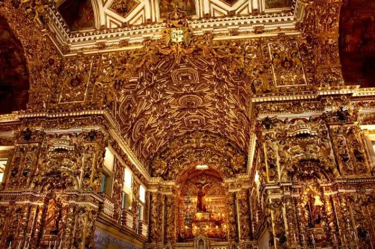Merveilles architecturales qui ont coupe le souffle du monde - #45 Intérieur orné d'or pur de l'église baroque São Francisco à Salvador, Bahia, Brésil