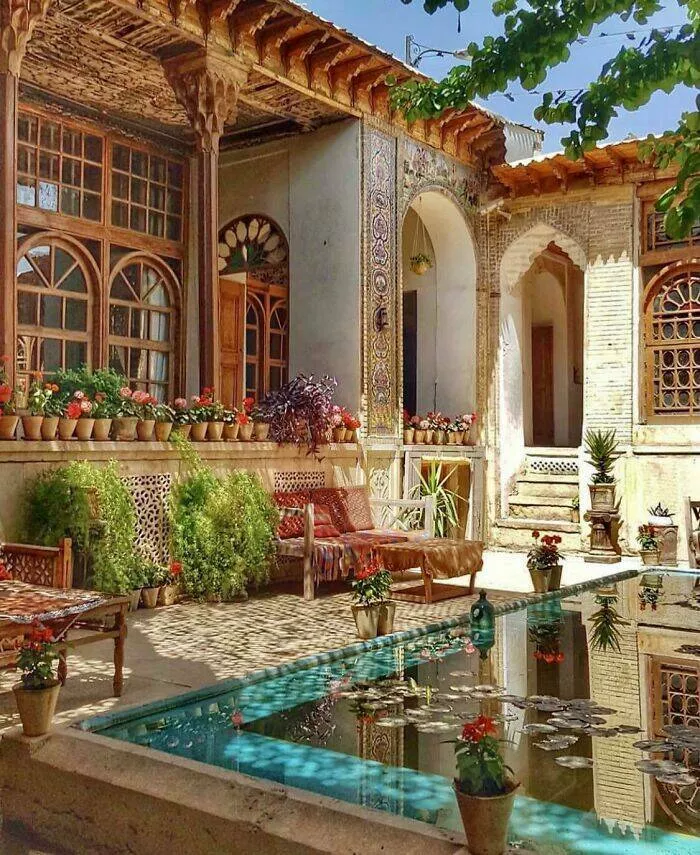 Merveilles architecturales qui ont coupe le souffle du monde - #7 La cour d'une maison traditionnelle à Shiraz, Iran