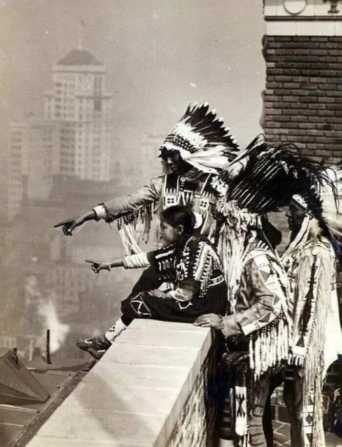 Rare historical photos that reveal fascinating stories - #21 Blackfoot Indians atop a hotel roof, a moment of history