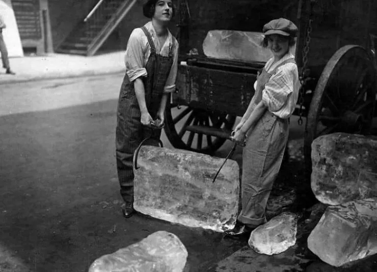 Rare historical photos that reveal fascinating stories - #23 Women ice carriers showcasing strength, September 1918