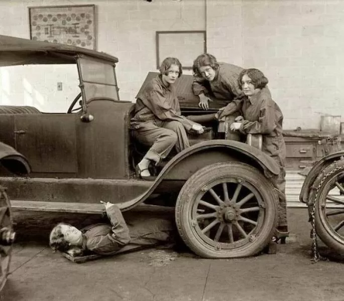 Rare historical photos that reveal fascinating stories - #25 Progressive girls learning auto mechanics in high school, 1927