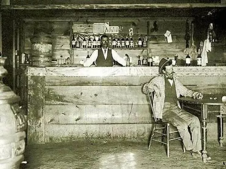 Rare historical photos that reveal fascinating stories - #35 A lively saloon in Wyoming during the late 1800s