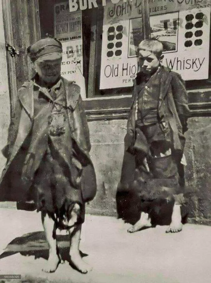 Rare historical photos that reveal fascinating stories - #36 Two young boys on the streets of London, 1902