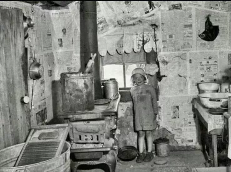 Rare historical photos that reveal fascinating stories - #37 A little girl amid the Great Depression, 1930s