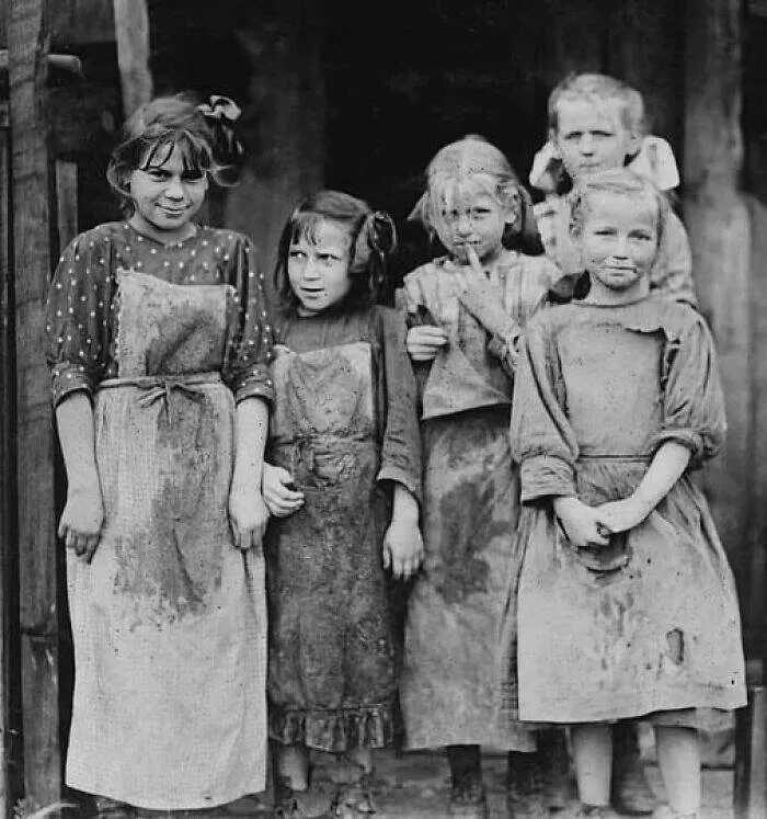 Rare historical photos that reveal fascinating stories - #40 Children balancing school and work: Shucking oysters before and after class, late 19th century
