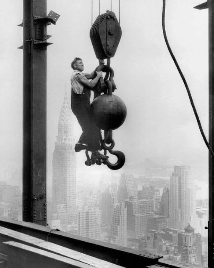 Rare historical photos that reveal fascinating stories - #42 A daring Empire State builder suspended above New York City, 1930