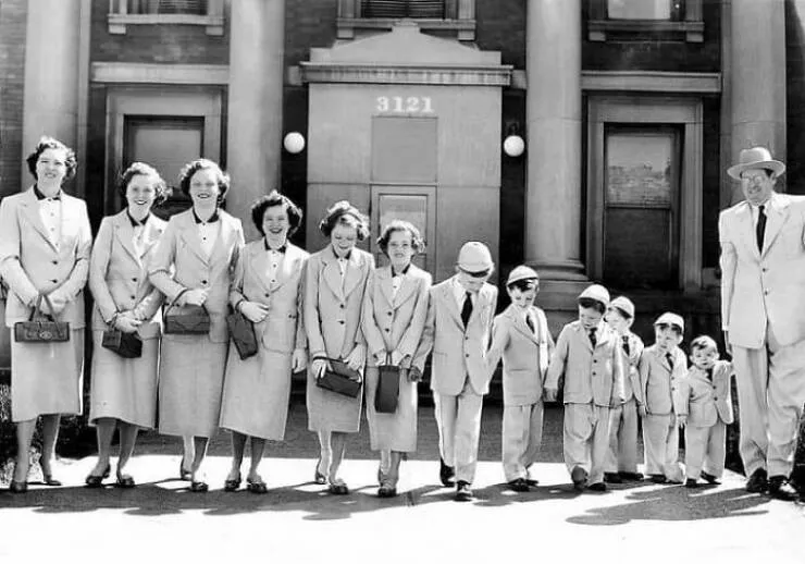 Rare historical photos that reveal fascinating stories - #47 A family of 13 celebrates Palm Sunday together, 1954.