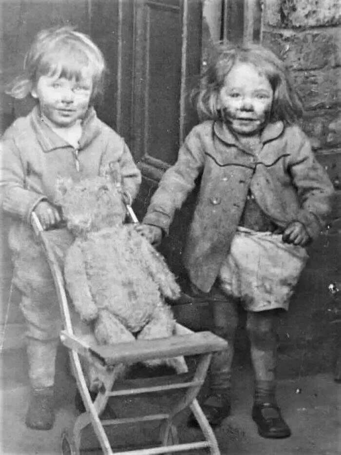 Rare historical photos that reveal fascinating stories - #5 Rescuing Teddy during Liverpool's Blitz, 1941