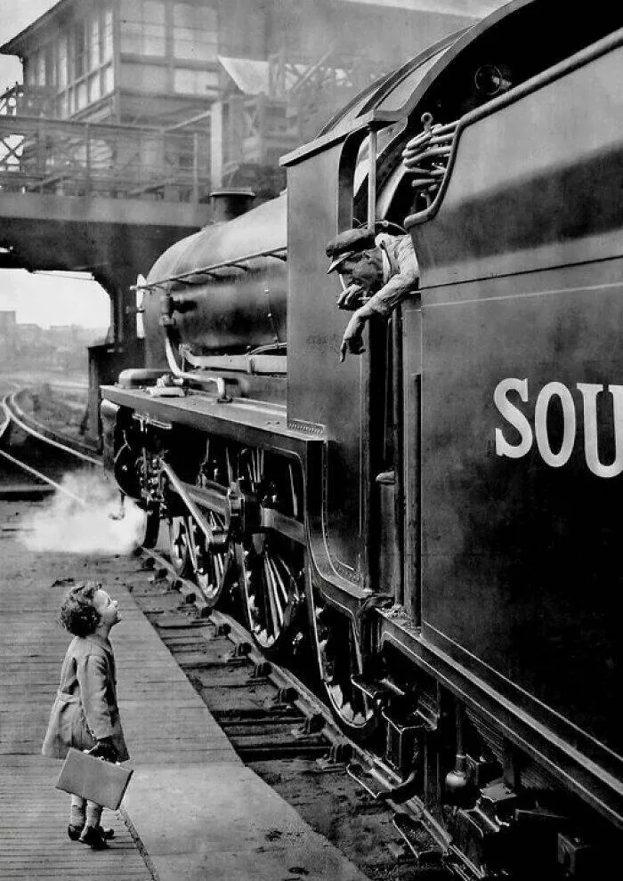 Rare historical photos that reveal fascinating stories - #6 A heartfelt farewell: Little girl chats with her father, a train driver, before his Brighton journey - London, 1931