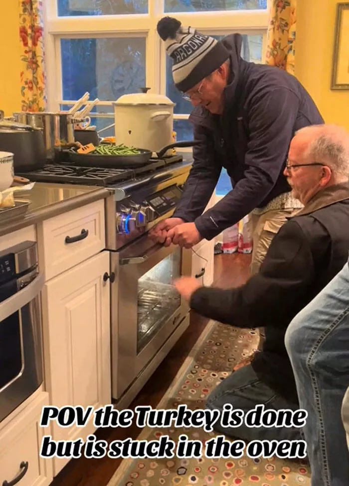 Thanksgiving fails that turned the holiday into a disaster - #23 We managed to save the turkey eventually