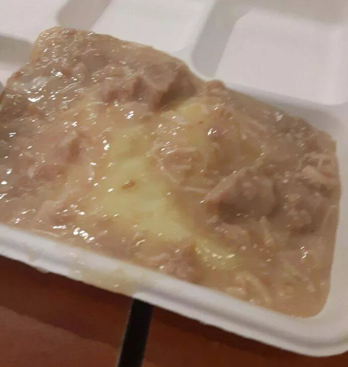 Thanksgiving fails that turned the holiday into a disaster - #29 Thanksgiving served school-lunch style