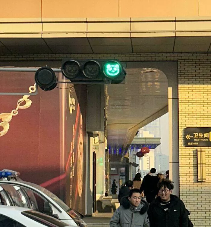 Des photos qui montrent a quel point la chine est unique - #10 Des feux de circulation en forme de panda égayent les rues chinoises Des photos qui montrent a quel point la chine est unique - #10 Des feux de circulation en forme de panda égayent les rues chinoises