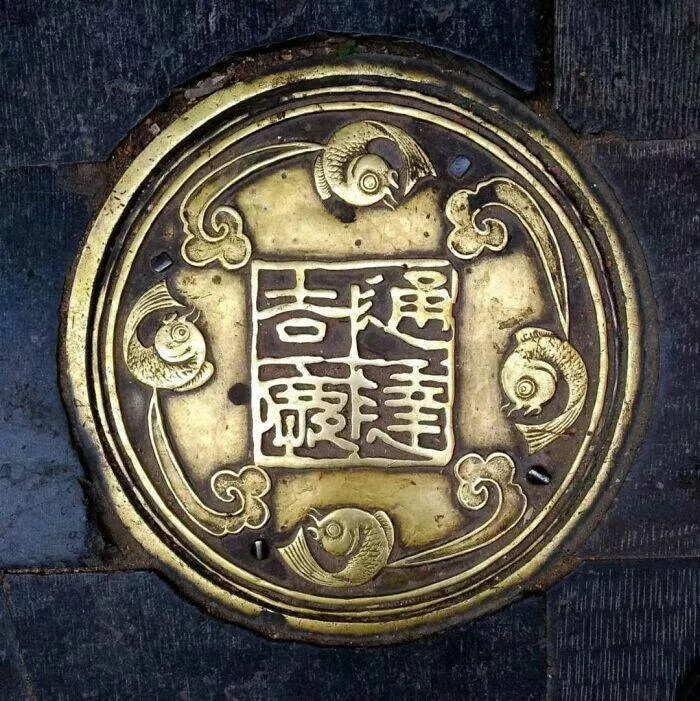 Des photos qui montrent a quel point la chine est unique - #15 Un couvercle de regard magnifiquement décoré aperçu en Chine Des photos qui montrent a quel point la chine est unique - #15 Un couvercle de regard magnifiquement décoré aperçu en Chine