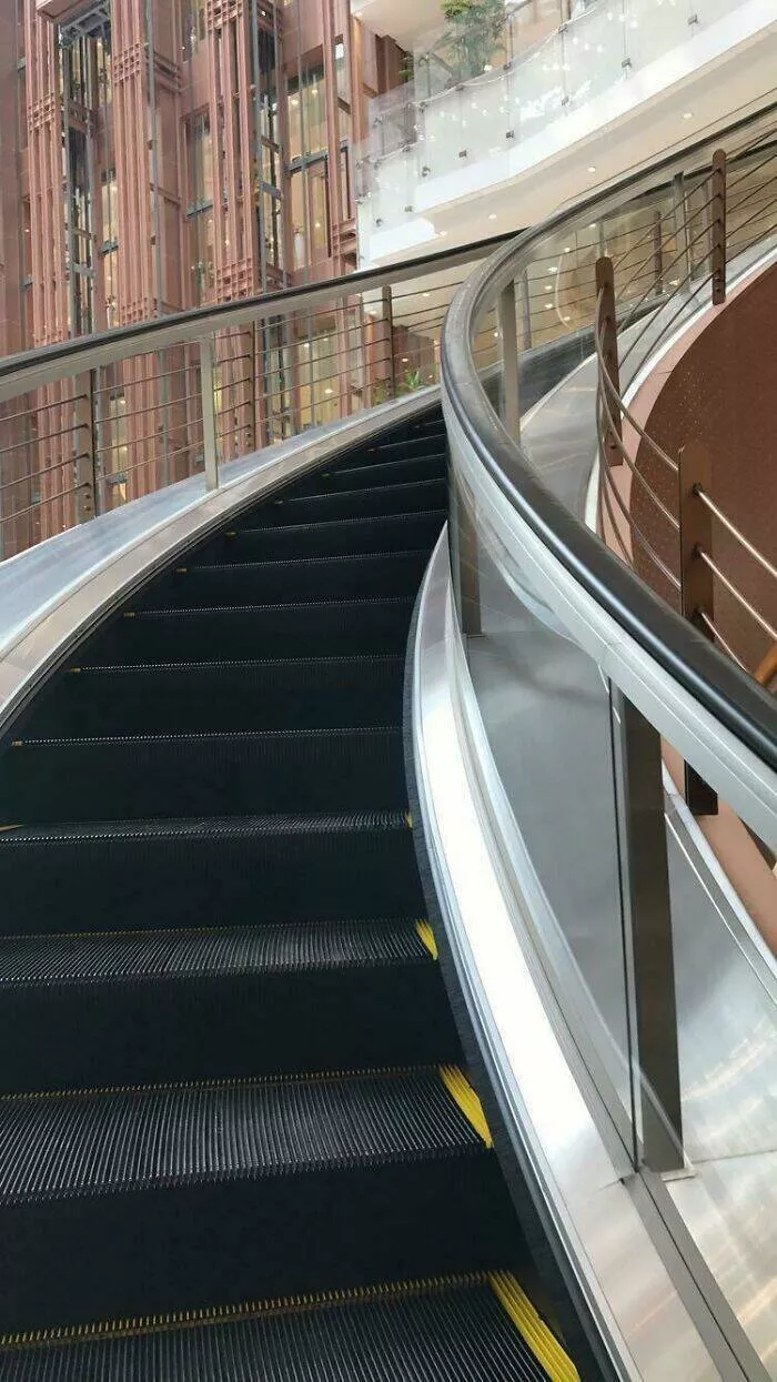 Des photos qui montrent a quel point la chine est unique - #19 Un escalator incurvé, une première mondiale, trouvé en Chine Des photos qui montrent a quel point la chine est unique - #19 Un escalator incurvé, une première mondiale, trouvé en Chine