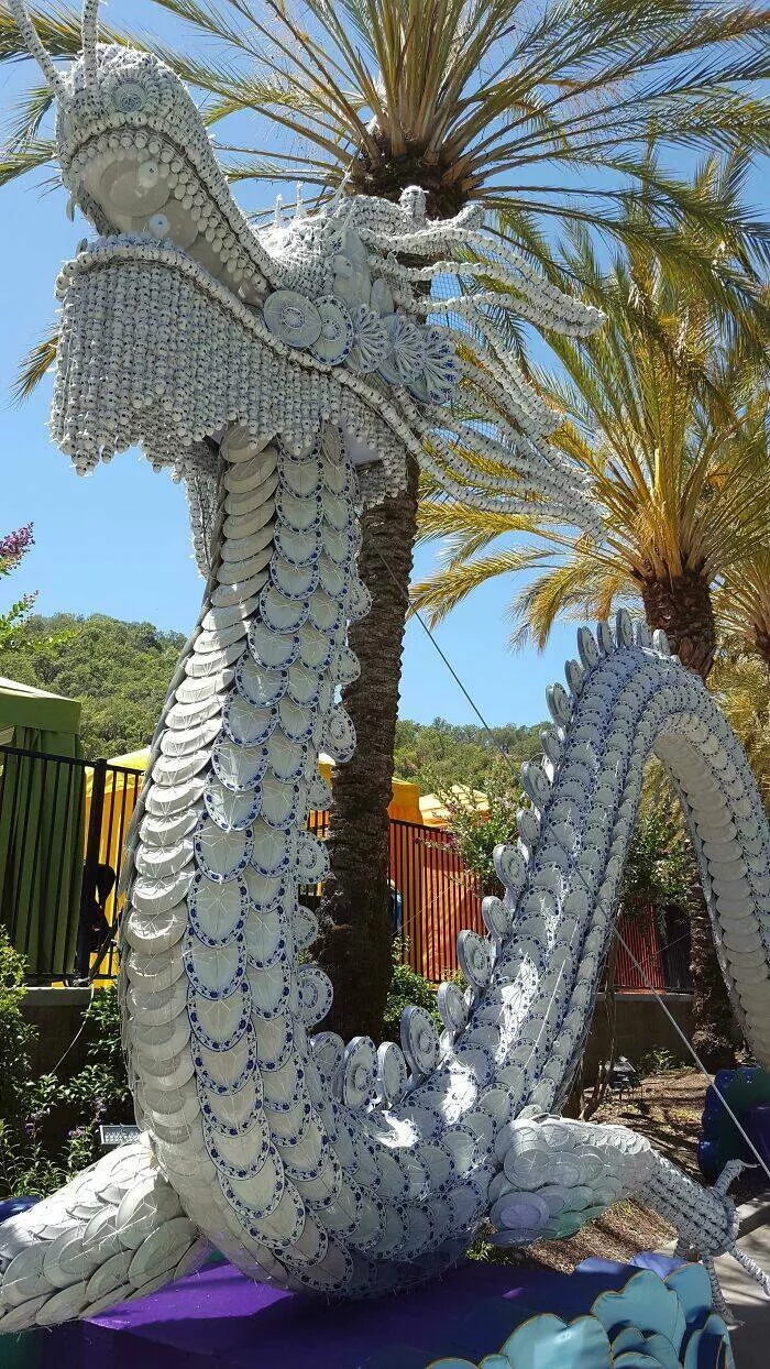 Photos that show how unique china really is - #3 This intricate dragon sculpture is crafted entirely from fine China