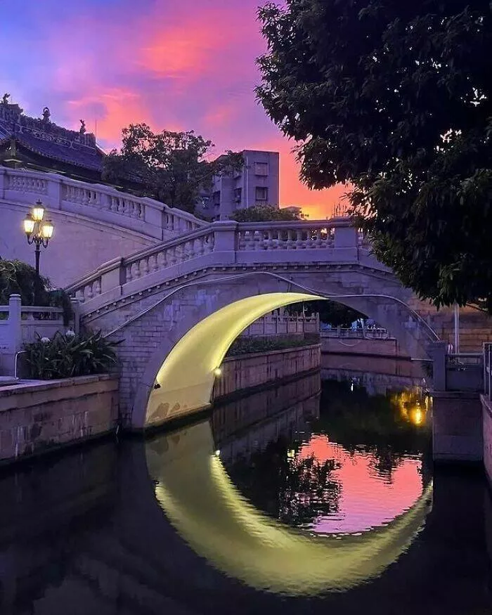 Des photos qui montrent a quel point la chine est unique - #4 Le pont en croissant de lune à Guangzhou, un chef-d'œuvre d'architecture moderne Des photos qui montrent a quel point la chine est unique - #4 Le pont en croissant de lune à Guangzhou, un chef-d'œuvre d'architecture moderne