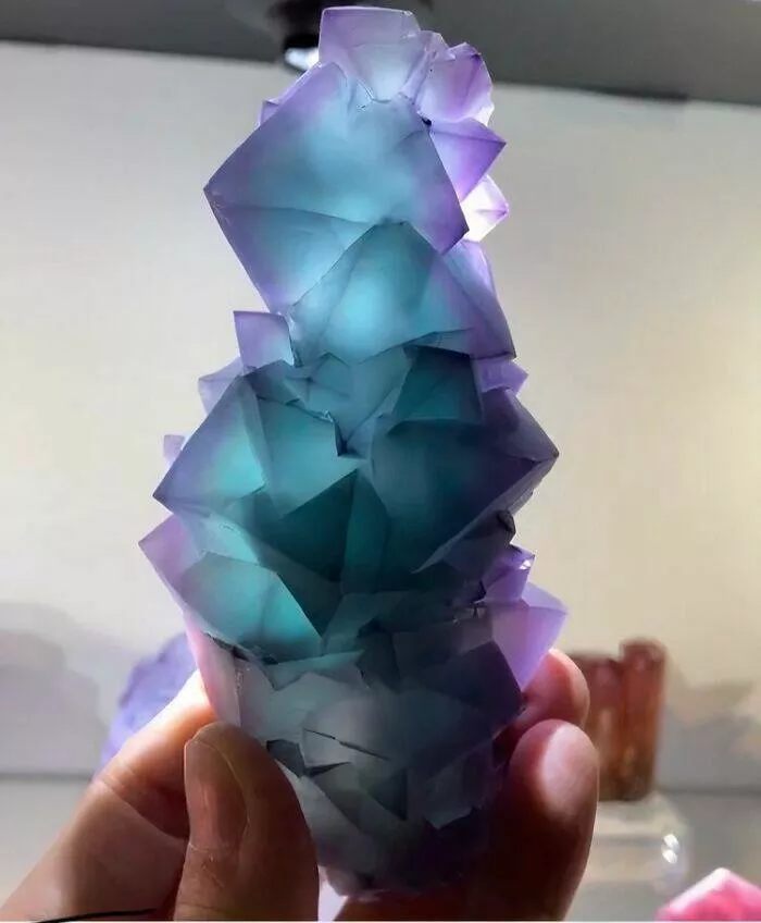 Des photos qui montrent a quel point la chine est unique - #6 Un spécimen éblouissant de fluorite découvert dans la province de Jiangxi, en Chine Des photos qui montrent a quel point la chine est unique - #6 Un spécimen éblouissant de fluorite découvert dans la province de Jiangxi, en Chine