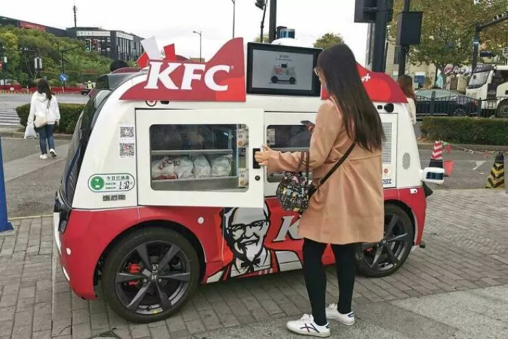 Des photos qui montrent a quel point la chine est unique - #7 À Shanghai, des voitures KFC autonomes vous permettent d’acheter à manger sans contact humain Des photos qui montrent a quel point la chine est unique - #7 À Shanghai, des voitures KFC autonomes vous permettent d’acheter à manger sans contact humain