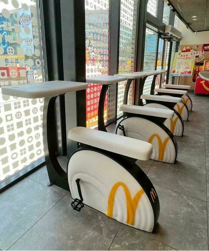 Des photos qui montrent a quel point la chine est unique - #8 Dans un McDonald's en Chine, des vélos d'exercice produisent de l'électricité et rechargent votre téléphone Des photos qui montrent a quel point la chine est unique - #8 Dans un McDonald's en Chine, des vélos d'exercice produisent de l'électricité et rechargent votre téléphone