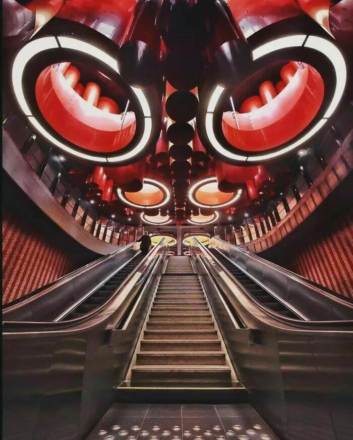 Nostalgic 90s photos that capture the decades unique vibes - #17 An incredibly long escalator at Chongqing subway station in China