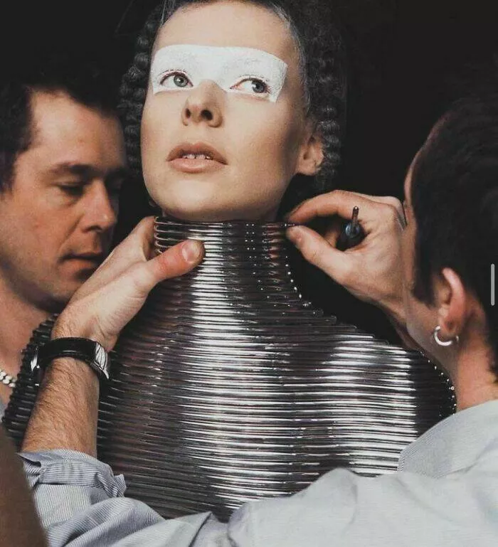 Nostalgic 90s photos that capture the decades unique vibes