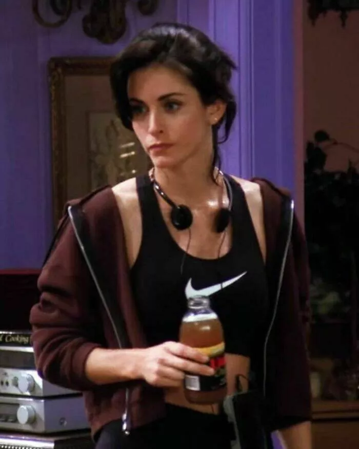 Nostalgic 90s photos that capture the decades unique vibes - #42 Monica Geller’s casual style on 