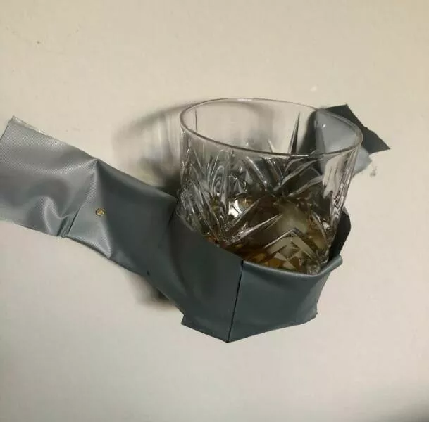 Quand les partenaires ont atteint des sommets dincomprehension - #28 La solution porte-gobelet de mon mari près du lit