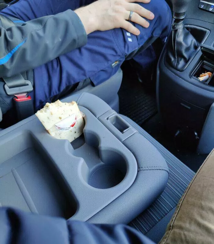 Quand les partenaires ont atteint des sommets dincomprehension - #50 Voici mon copain, qui mange des blocs de fromage au volant.