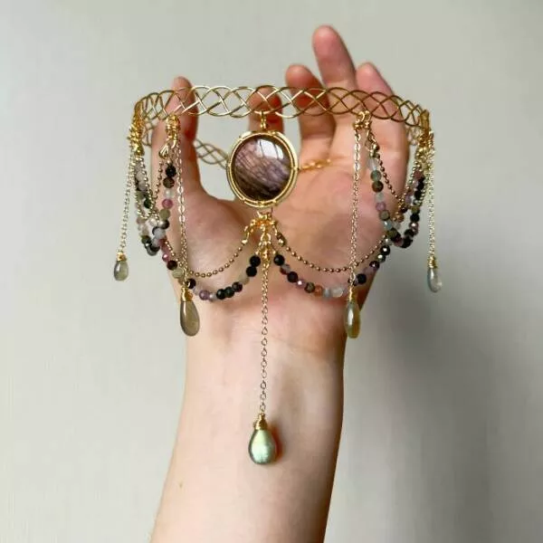 Projets diy creatifs pour reveiller votre ame de createur - #19 Création d’un collier ras-du-cou fait main, avec une Labradorite en pièce centrale, des pierres de Lune grises en forme de goutte et des perles colorées de Tourmaline