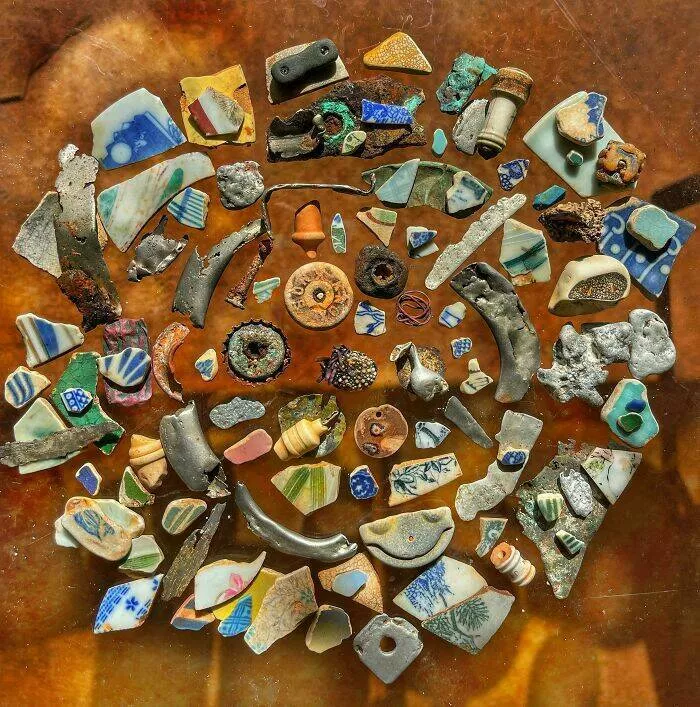 Collections uniques et impressionnantes partagees par des passionnes - #36 Des trésors récupérés parmi des déchets anciens au bord de l’eau sur Kauai datant des années 1800 et 1900