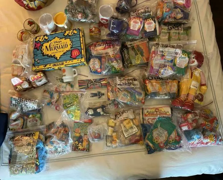 Collections uniques et impressionnantes partagees par des passionnes - #37 Un dixième de la collection de jouets McDonald's des années 1990 de ma grande-tante—10 énormes bacs au total!