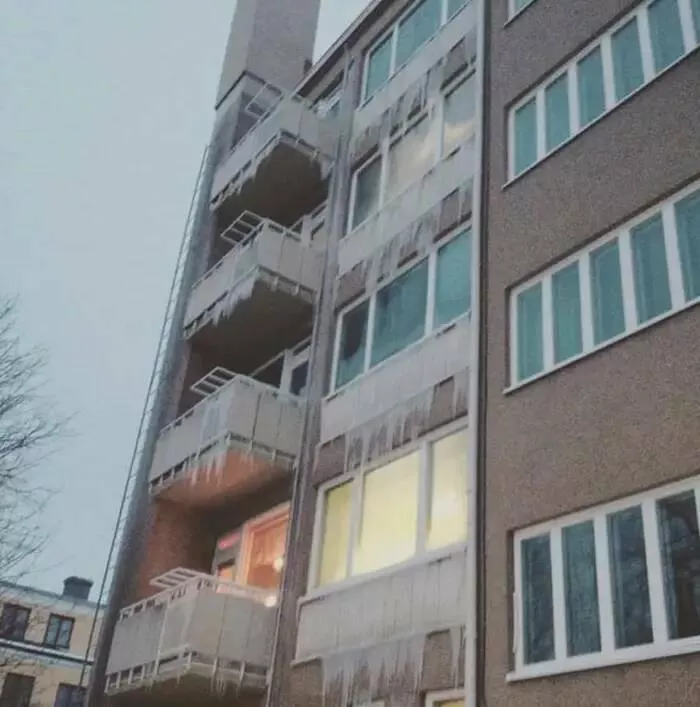 The funniest winter mishaps - #10 The tenants stuck in a building when its water pipes gave out