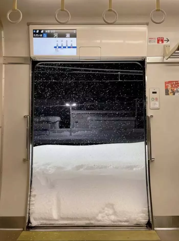 The funniest winter mishaps - #13 The train passenger who finally reached their snow-covered destination