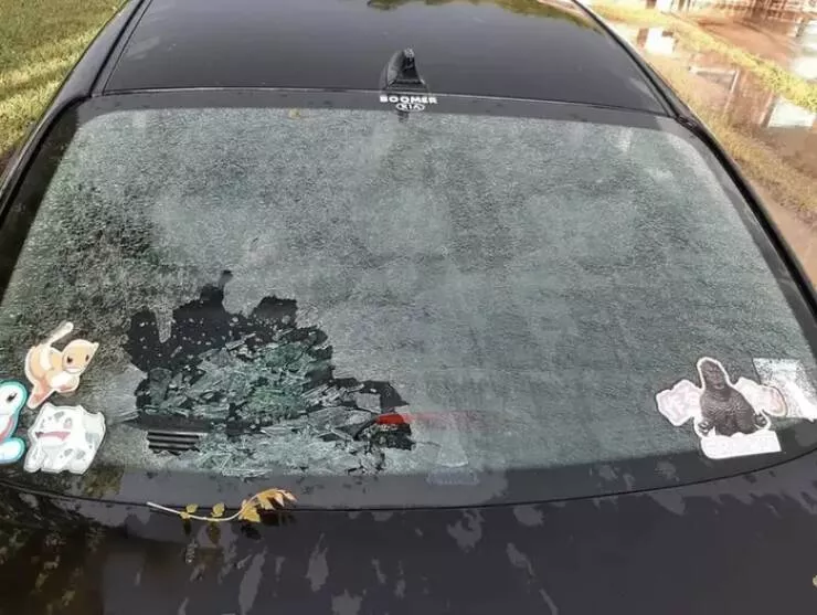 Les incidents hivernaux les plus droles - #16 Le conducteur dont la voiture a été détruite par un énorme grêlon