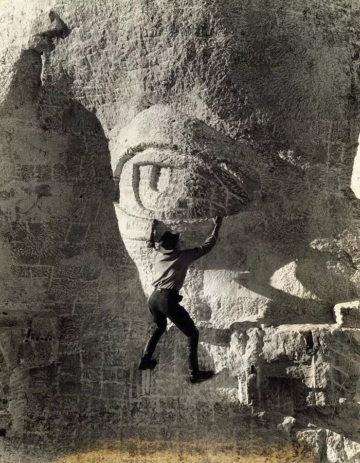 Captivating rare photos worth exploring - #1 The artist who hand-carved the presidents' eyes on Mount Rushmore