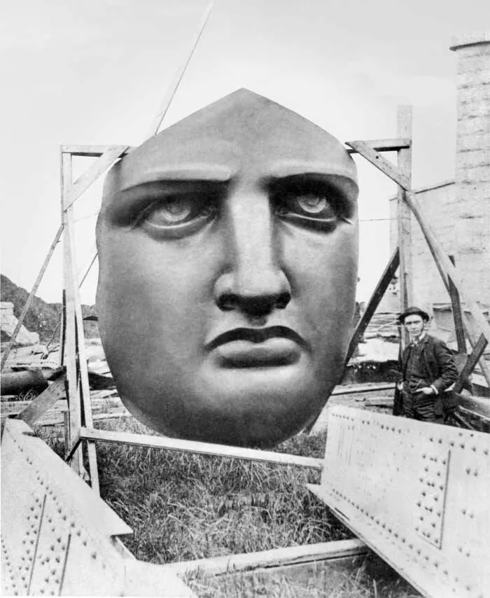 Photos rares et fascinantes a decouvrir - #16 Le visage de la Statue de la Liberté avant son installation sur le monument