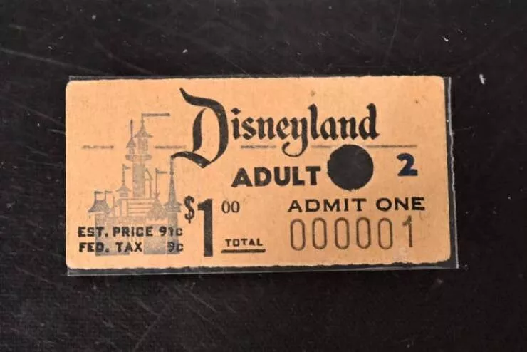Photos rares et fascinantes a decouvrir - #26 Le tout premier billet vendu pour Disneyland Photos rares et fascinantes a decouvrir - #26 Le tout premier billet vendu pour Disneyland