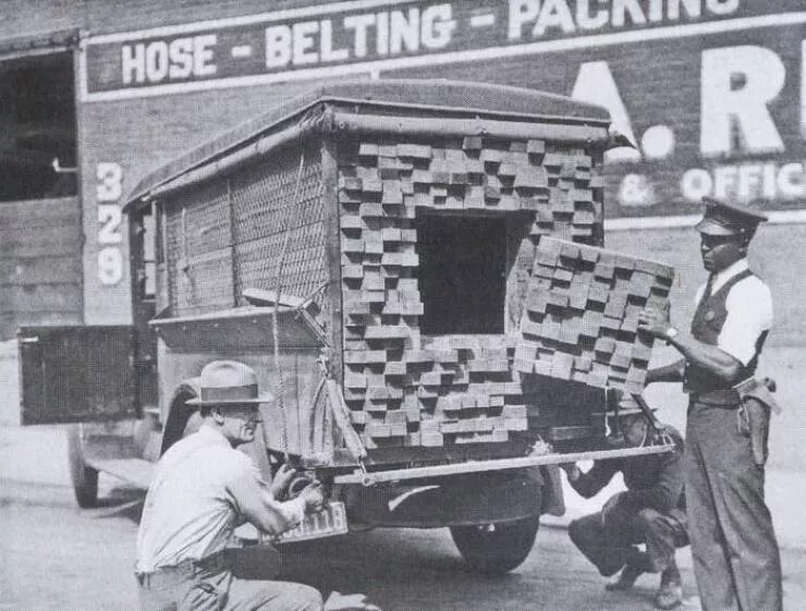 Photos rares et fascinantes a decouvrir - #28 Les astuces ingénieuses des contrebandiers pendant la Prohibition, avec des trappes secrètes Photos rares et fascinantes a decouvrir - #28 Les astuces ingénieuses des contrebandiers pendant la Prohibition, avec des trappes secrètes