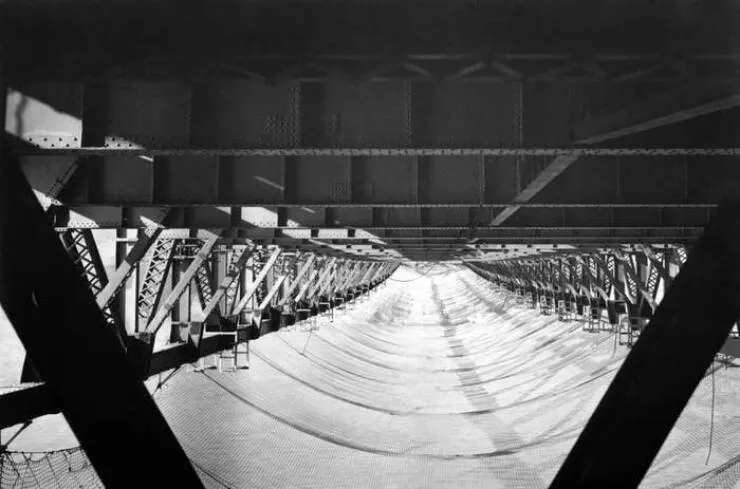 Photos rares et fascinantes a decouvrir - #37 Le filet de sécurité qui a sauvé 19 ouvriers pendant la construction du Golden Gate Bridge Photos rares et fascinantes a decouvrir - #37 Le filet de sécurité qui a sauvé 19 ouvriers pendant la construction du Golden Gate Bridge