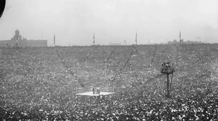 Rare and fascinating photos you have to see - #23 The crowd of 80,000 at the 1921 Georges Carpentier vs. Jack Dempsey boxing match