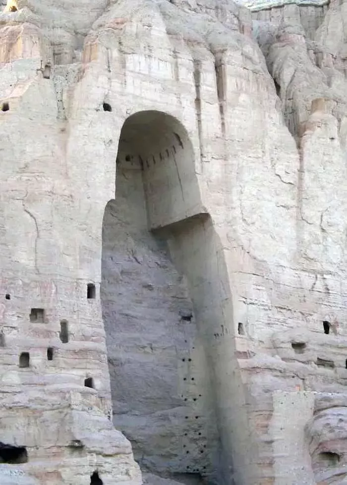 Rare and fascinating photos you have to see - #5 A look at the same site after the statues were destroyed