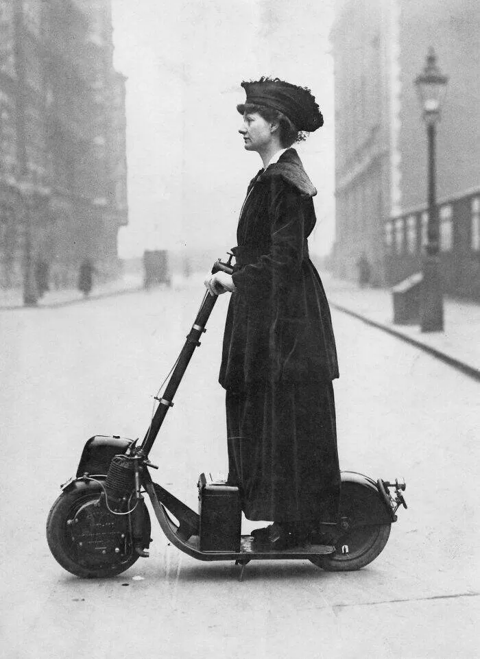 Inventions revolutionnaires du passe - #2 L’inventeur de 18 ans H. Day montrant des écouteurs sans fil sous son chapeau haut-de-forme, 1922
