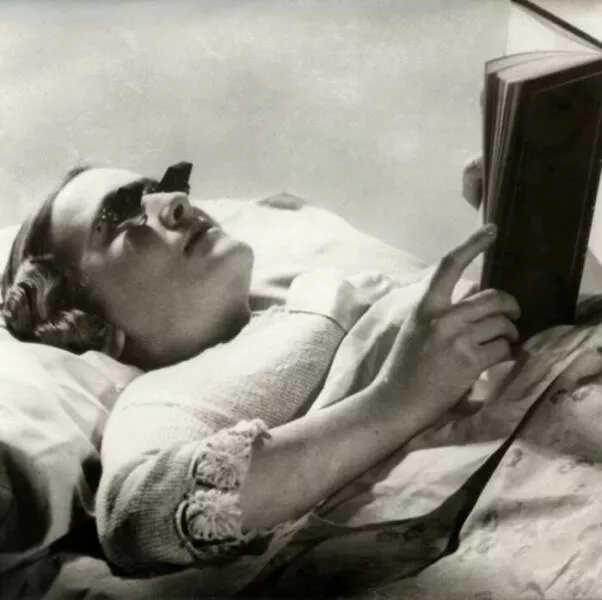 Inventions revolutionnaires du passe - #44 Les lunettes Hamblin : lire au lit sans effort, Angleterre, 1936