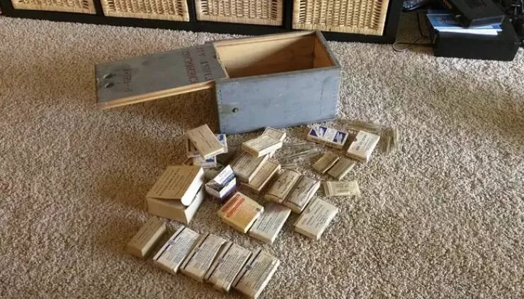 Fascinating historical facts they skipped in class - #40 Here's what first aid kits from the early 1900s looked like—this one even includes morphine.
