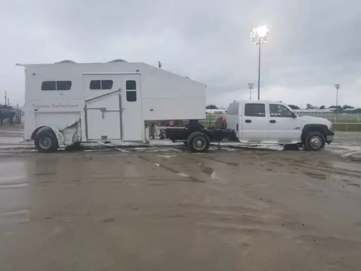Images fascinantes du monde entier - #19 Voici à quoi ressemble une ambulance pour chevaux: