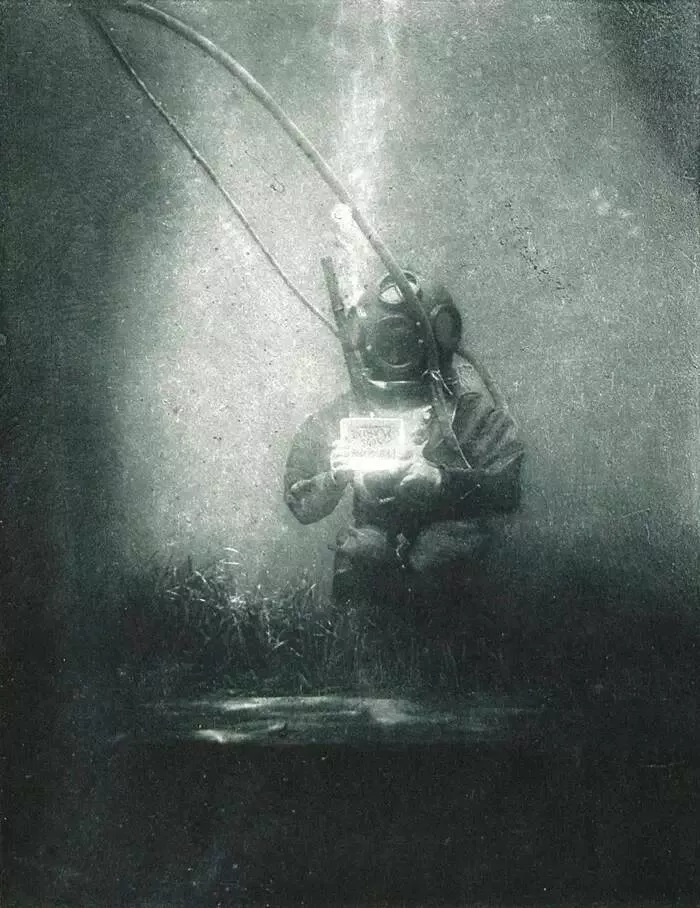 Images fascinantes du monde entier - #8 Cette photo prise par Louis Botan en 1899 est l’une des premières images sous-marines de l’histoire: